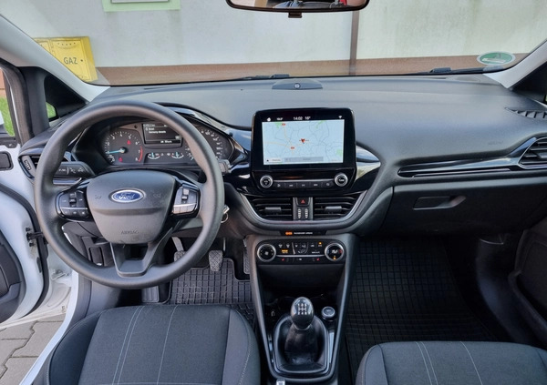 Ford Fiesta cena 36900 przebieg: 61500, rok produkcji 2018 z Brzostek małe 667